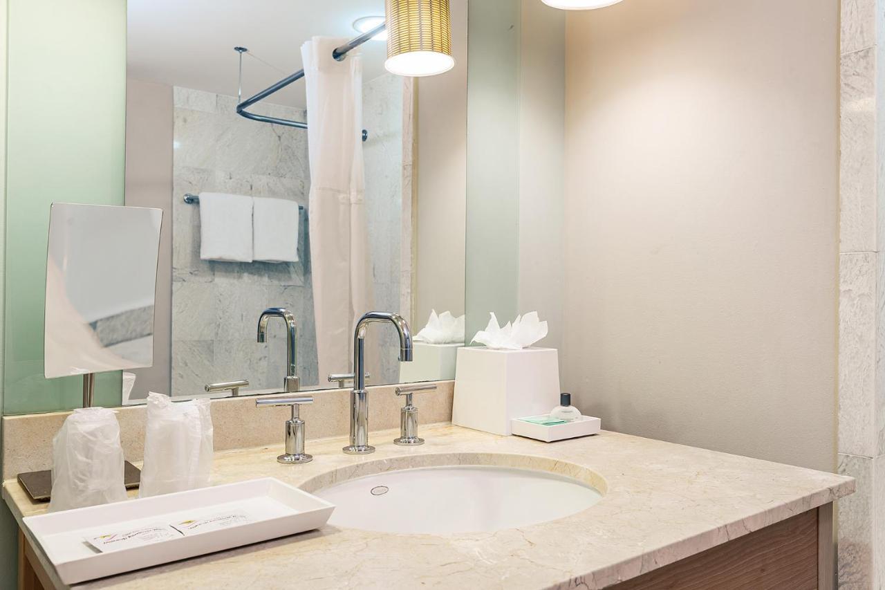 Sunny Isles 1bdr Sea View And Pool *